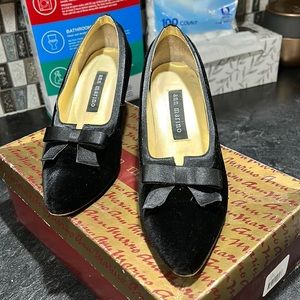 Vintage Ann Marino black velvet and satin closed toe heels/leather soles.